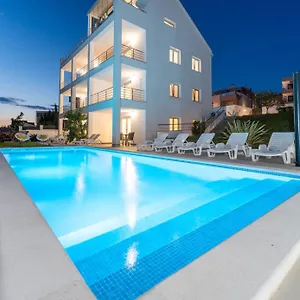  Apartment Carlotta